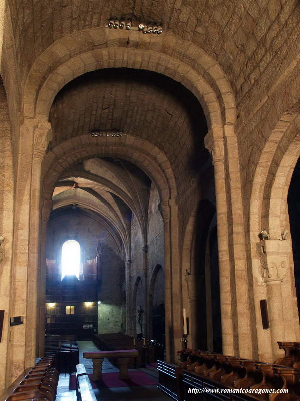 INTERIOR HACIA LOS PIES DESDE LA CABECERA DEL TEMPLO